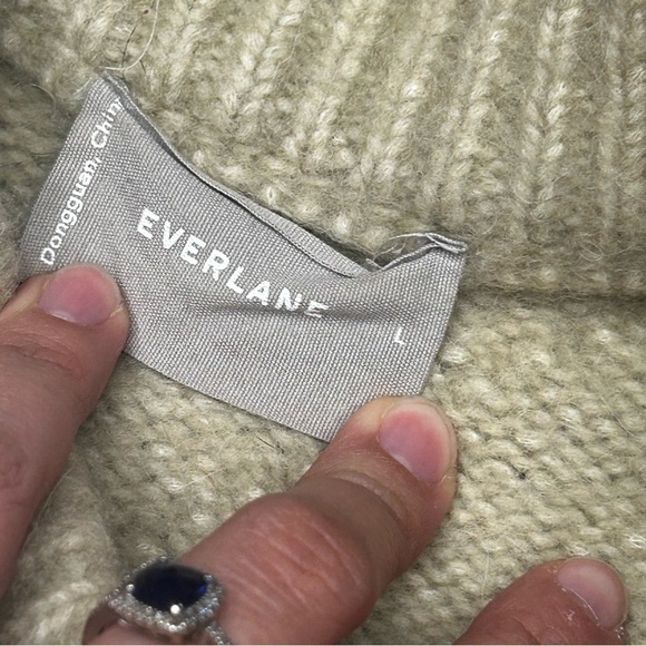Everlane Diamond Stitch Cloud Crew cropped sweater - Picture 3 of 5
